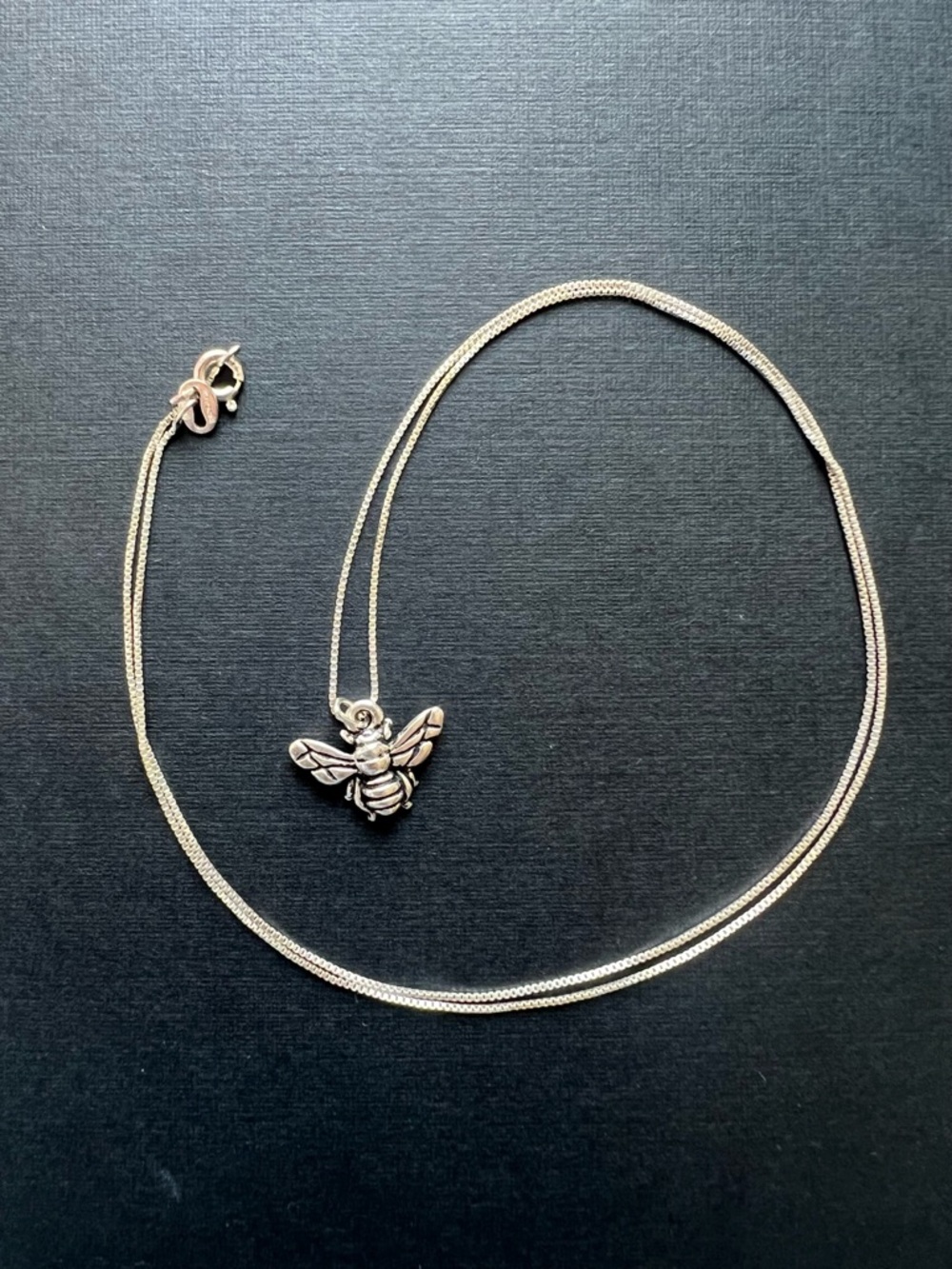 Sterling silver bee pendant necklace - Picture 5 of 6